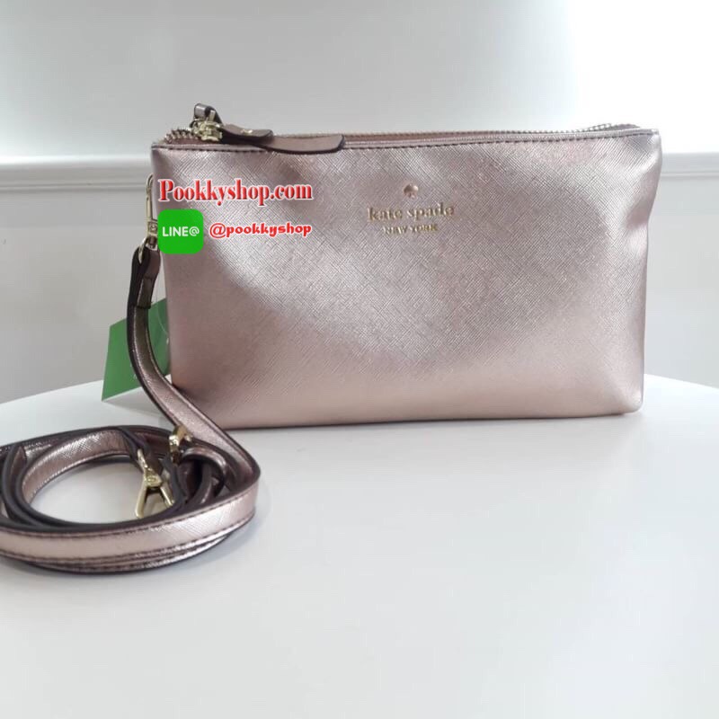 BEST SELLER!! KATE SPADE 2 ZIPS CROSSBODY BAG กระเป๋าสะพายครอสบอดี้ ทรงน่ารัก เปิดปิดกระเป๋าด้วยซิป2ช่อง ด้านในมีช่องซิป อีกด้านมีช่องใส่ของ หนังนื่ม นุ่มมือ สายสะพายเลื่อนปรับระดับได้ สามารถใส่กปต.ยาว ได้พอดีน้าา บอกเลยว่า เริ่ดมากจริงๆ คุ้มค่าราคาที่สุด