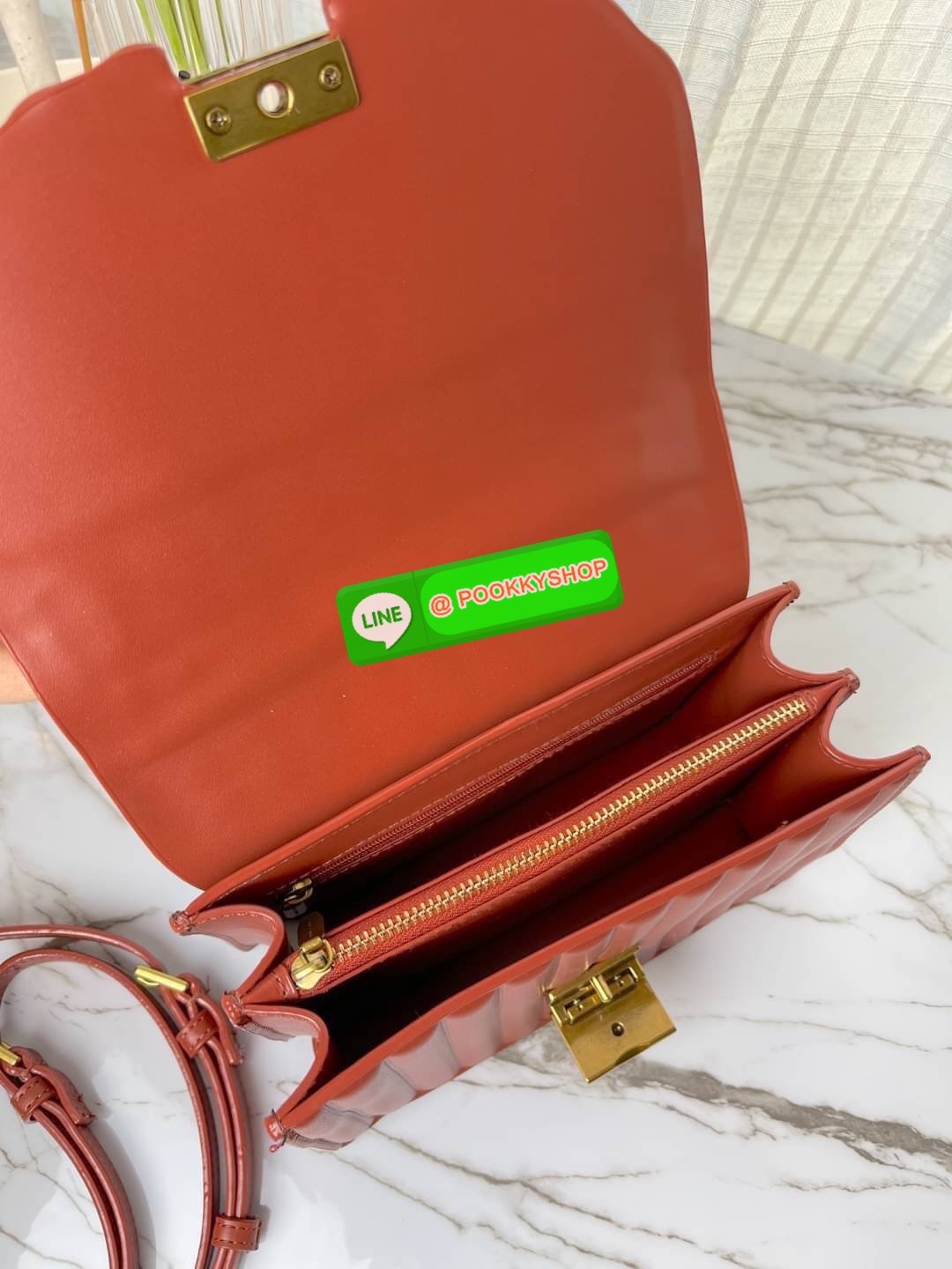 Charles & Keith Panelled Chain Handle Bag กระเป๋าสะพายรุ่นใหม่ชนช็อป รุ่นนี้จะถือคล้องแขน/สะพายแบบสายยาวได้หลายแบบ มีหูโซ่สีทองสวยหรู เปิดปิดแบบตัวเปิดล็อก ภายในแบ่งเป็น 3 ช่อง เป็นช่องซิปตรงกลาง ใส่ IPhone pro max และกระเป๋าเงินใบสั้นได้ค่ะ สายสะพายยาวถอ