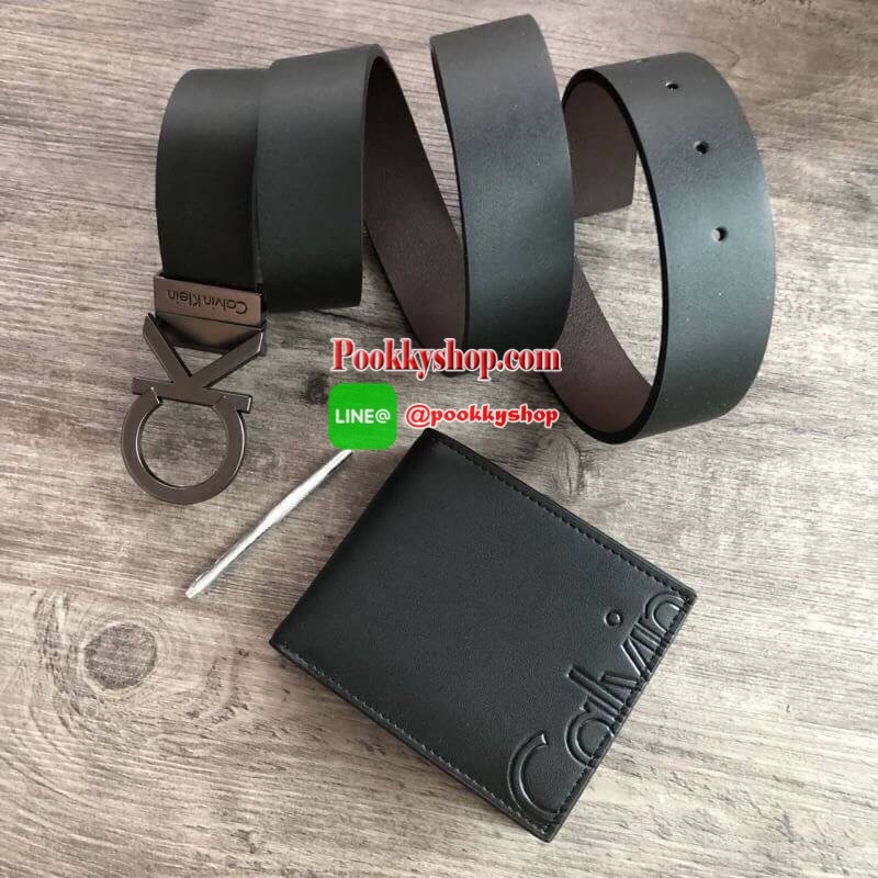 Calvin Klein Leather Belt & Wallet Set Setกระเป๋าสตางค์+เข็มขัด กระเป๋าสตางค์ด้านหน้าปั๊มชื่อแบรนด์ มีช่องใส่บัตร ช่องใส่ธนบัตร 2 ช่อง และช่องเก็บเหรียญ เข็มขัดหนังแท้ปั๊มแบรนด์ สามารถสลับใช้ได้ทั้ง 2 ด้าน เข็มขัดปรับระดับได้ 5 ระดับ มาพร้อมที่เจาะรูจ้า