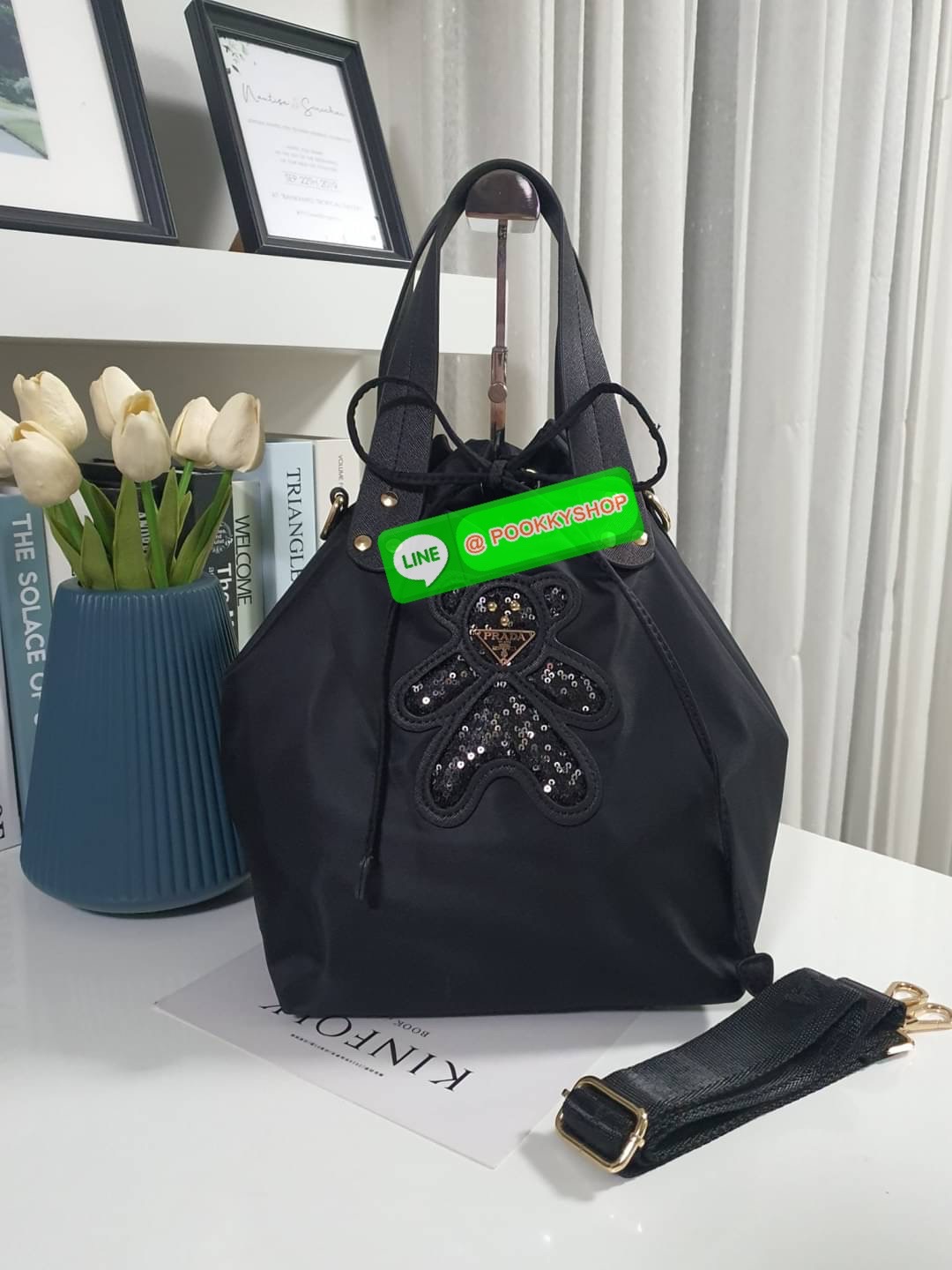 NEW ARRIVALS 2021 ⭐️⭐️ พร้อมส่ง กระเป๋าพรีเมี่ยมกิ้ฟท์ต่างประเทศ จากแบรนด์ Prada กับทรง Bucket Bag ขนาดกำลังดี วัสดุทำจากผ้าไนล่อน ปากกระเป๋ามีสายรูดเปิดปิด ภายในบุผ้าลายแบรนด์ มีช่องซิ ใส่ของแยก ใส่ของได้หลากหลาย ช่องใหญ่คุ้มๆเลยค้า มาพร้อมสายยาวสะพาย Cr