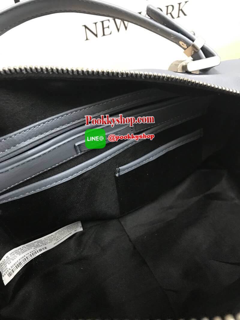 Best seller!!!ZARA SQUARE BOWLING BAG กระเป๋าสะพาย ZARA หนังเเกะเทียมนิ่ม ทรงหมอน มาพร้อมสายสะพายยาว104cm ปรับสายได้ด้วยหมุด3ระดับ ถอดสายได้ หูจับสูง13cmปรับได้ อะไหล่เงิน ภายในมีช่องเล็กหลายช่อง ด้านข้างๆสีทูโทนสามารถใส่ของได้ทั้ง2ด้าน จุได้เยอะ ใช้งานได