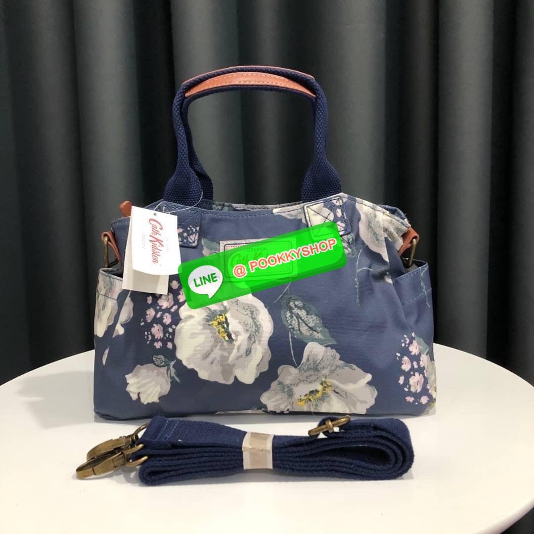 Cath Kidston Mini day Bag กระเป๋าถือหรือสะพายสุดชิค เหมาะสำหรับใช้สะพายในวันทำงานหรือวันสบายๆ เก็บของใช้ระหว่างวันได้เยอะค่ะ เปิด-ปิดด้วยซิป ด้านในมี 1ช่องใหญ่ ช่องซิป 1ช่องและช่องเล็กให้แยกเก็บมือถือของจุกจิก สวยคุ้มมากๆ มีหูจับ มาพร้อมสายสะพายยาวปรับระด