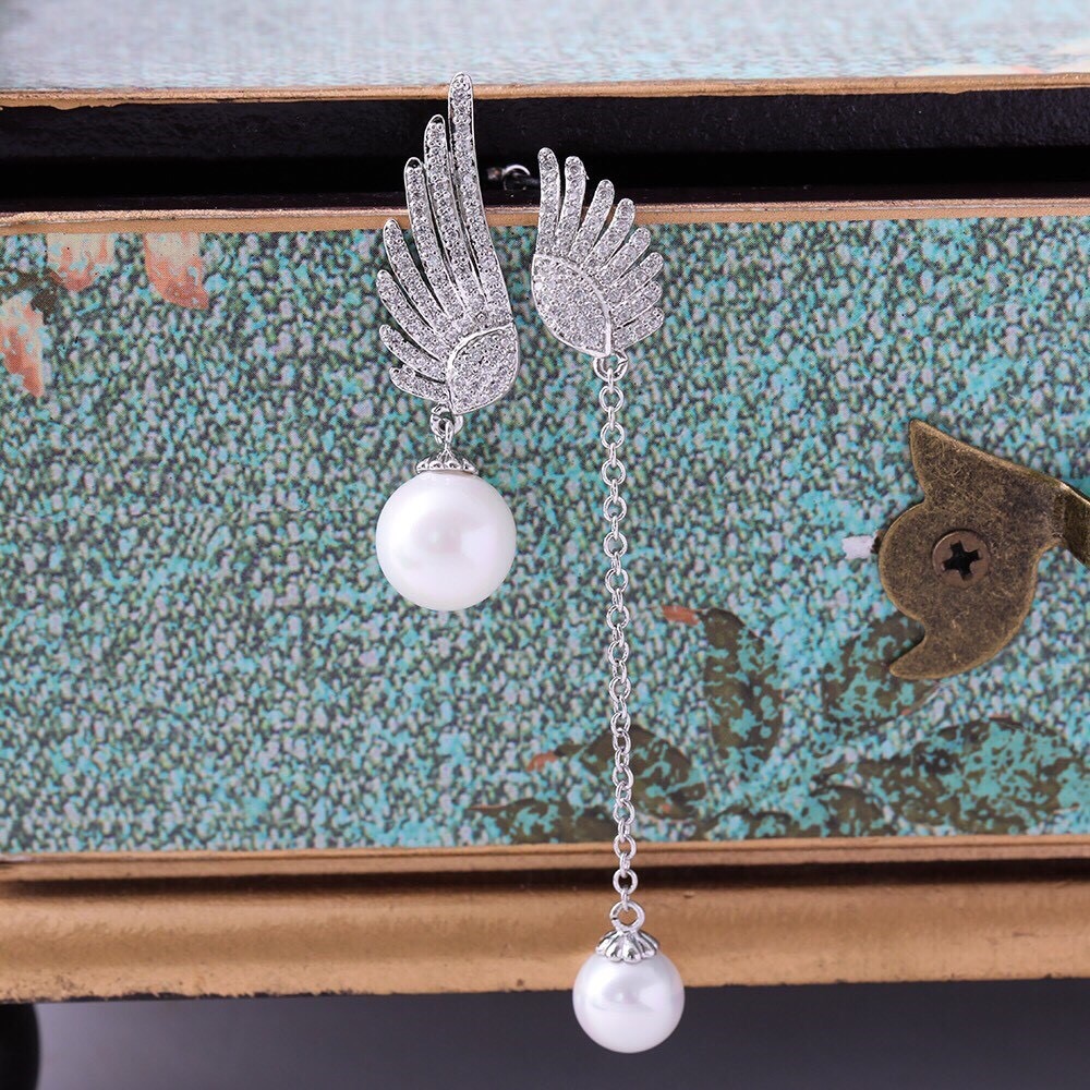 Re Stock Hot ltem!!!!! ต่างหูเพชร CZแท้. การกลับมาอีกครั้งของต่างหูที่สาวๆทุกคนหลงรัก ดีไซส์น่ารักมากๆค่ะ ด้วยรูปปีกฝังเพชร เลอค่าชวนมองมากๆ เพิ่มความสวยหรูด้วยมุกสีขาววาวใส.ที่ผ่านการเลือกสรรมาอย่างดี. คู่นี้ขอแนะนำเลยค่ะ. รอบนี้มาน้อยนะคะ. รีบคว้าไปเลยจ