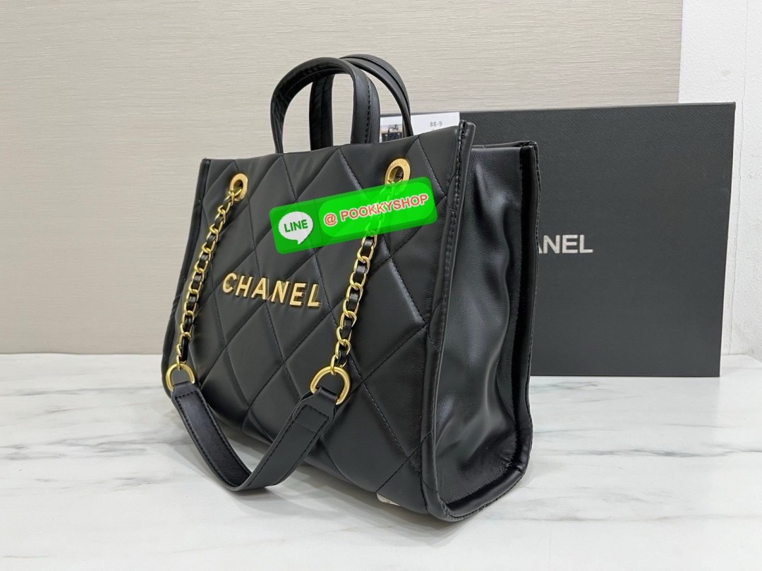 CHANEL SHOPPING BAG กระเป๋าหนังแกะสังเคระห์อย่างดี ใบใหญ่ หนังนุ่มมากๆ ลายนวม หนังมีความลื่นเงาค่ะ โดดเด่นด้วยโลโก้แบรนด์และสายสะพายไหล่ใช้โลหะอย่างดีแถมสวยและหรูมากๆเลย ภายในกระเป๋ากว้างใส่สัมภาระได้เยอะหายห่วงเลยค่ะ