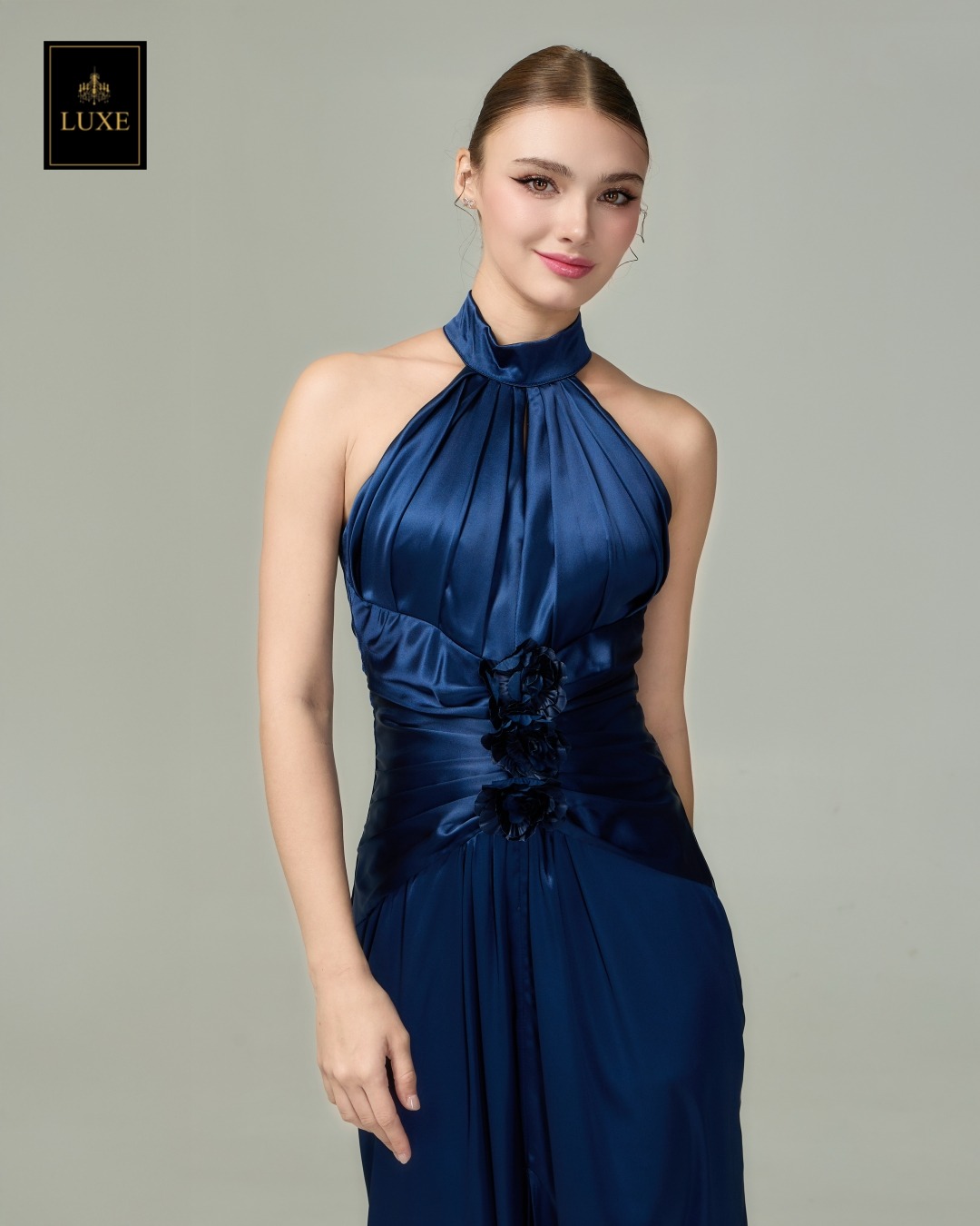 แม็กซี่เดรสเสื้อคอกลมแขนกุด กระโปรงผ่าหน้าขา