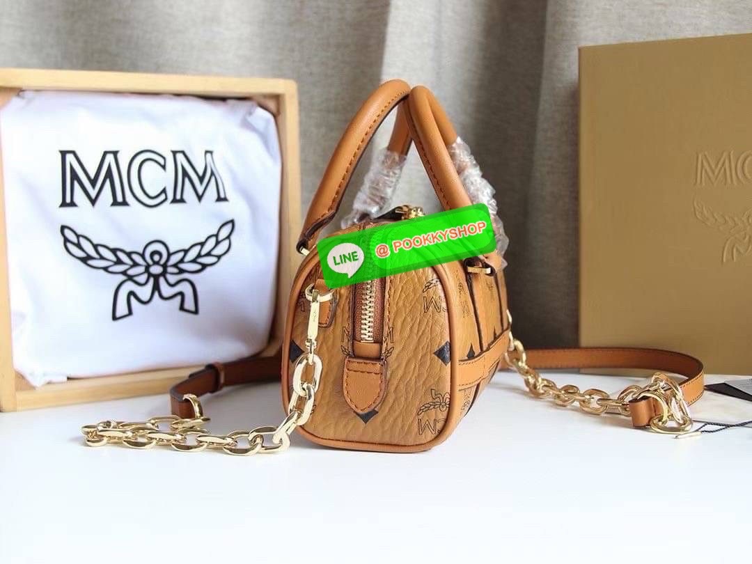 👜 MCM Aren Boston Bag in Visetos 👜 Aren Boston Bag 🧡 กระเป๋าทรงหมอนสุดคลาสสิกที่กลับมาแรงอีกครั้ง 🌿 เล็กพอดีมือ สะพายแล้วดูแพงแบบ Effortless ✨