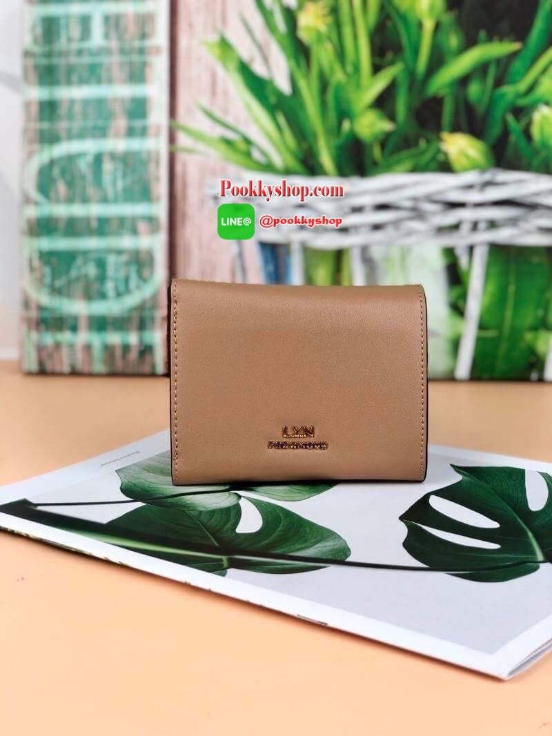 Lyn Paramour Short Wallet กระเป๋าเงินใบสั้นแบบ 3 พับ จับกระชับมือ วัสดุหนังเรียบ ด้านหน้ามีจุดเด่นตรงที่เปิดปิดมีโลหะวงกลม เปิดปิดแบบกระดุม มีช่องซิปใส่เหรียญ ช่องการ์ด 6 ช่อง และยังมีช่องใส่ธนบัตรได้ตามยาว แบบค์100/1000 ใส่ได้ทุกแบงค์ค่า เหมาะกับการใช้กั