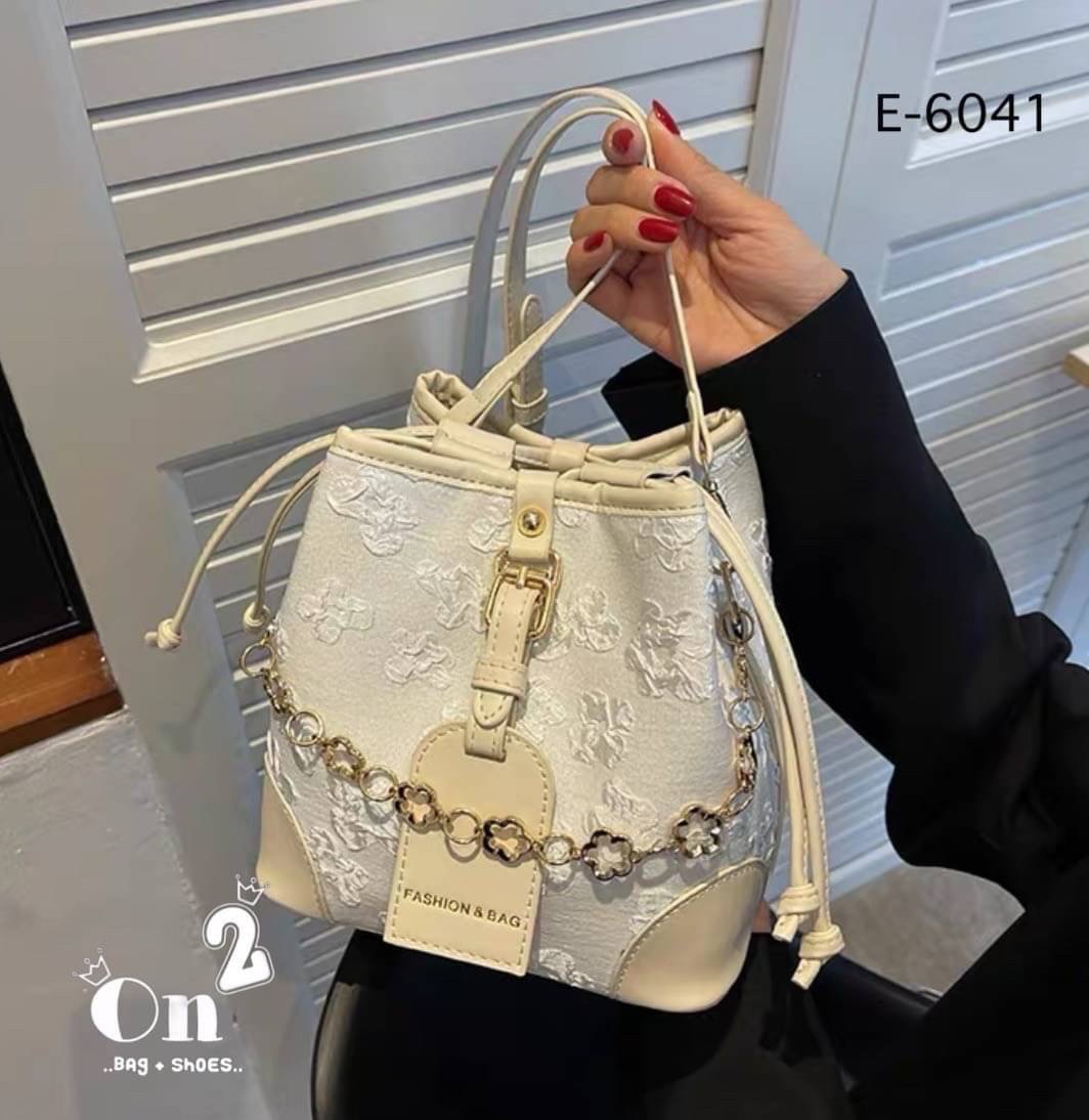 กระเป๋าสะพายทรงขนมจีบ ลายดอกไม้ เปิด-ปิดแบบหูรูด ทรงสุดฮิต มาพร้อมสายสะพาย 2 สาย มาใหม่ 2 สีจ้า