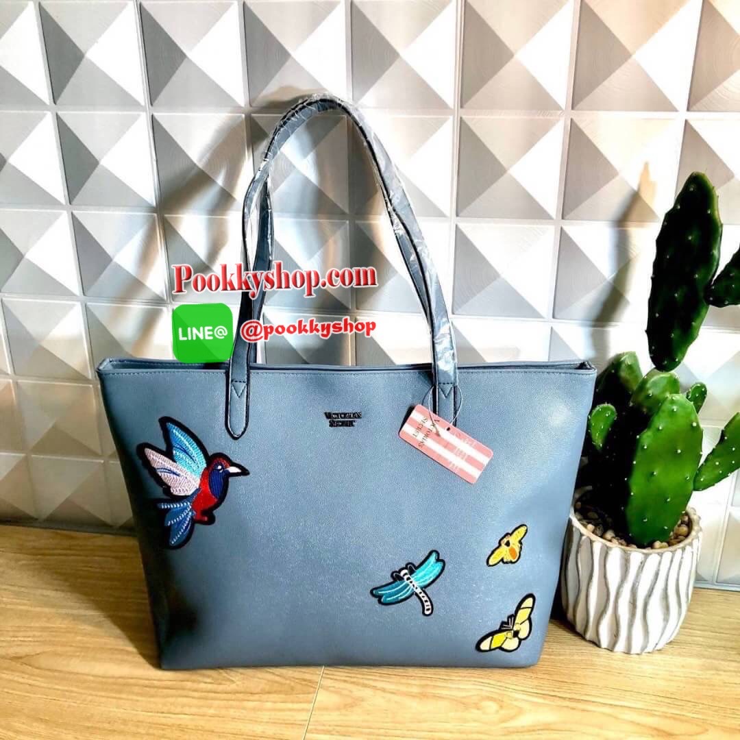 Victoria’s Secret Tote Bag 2019 กระเป๋าถือหรือสะพายลายหนังคาเวียร์ สวยด้านหน้าประดับด้วยโลโก้ ตัวกระเป๋าแต่งด้วยลายปักสวยเก๋ ปากกระเป๋าเปิดปิดด้วยซิปสะดวกใช้ ภายในมีช่องโล่งและช่องเล็กไว้แบ่งเก็บของ ใส่หนังสือ เอกสาร A4 Notebook ipad กระเป๋าสตางค์ ของใช้ไ
