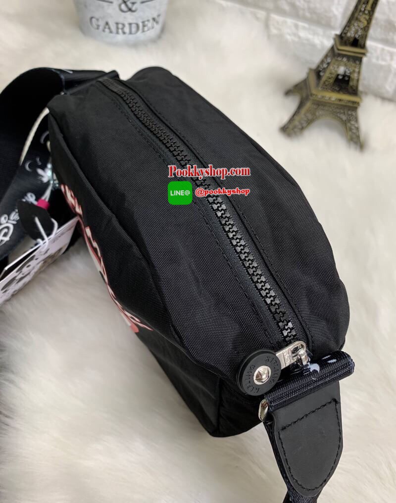 New arrival Kipling Mickey Plus Veni Crossbody Bag >>kipling factory oem HK ✔️1ในคอลเลคชั่น 90 ปี มิคกี้เม้าส์ ค่ะ ✔️พร้อมส่งที่ไทย ไม่ต้องรอพรี !! ✔️กระเป๋าสะพายครอสบอดี้ร์//สะพายข้าง ใบขนาดกำลังดี น่าใช้มากๆค่ะ ✔️แต่ละส