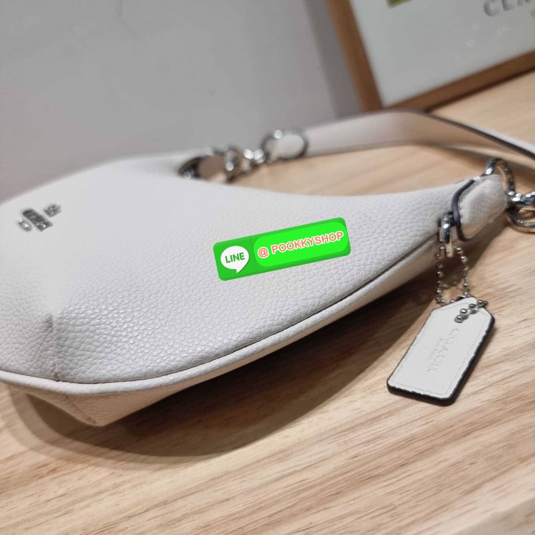 COACH CE620 PAYTON HOBO IN SIGNATURE CANVAS คอลเลคชั่นใหม่ 2023 มาแรงเกินต้าน ด้วยรูปทรงโฮโบสุดคลาสสิค สะดวกใช้ได้ในทุกวัน ขนาดกะทัดรัด แต่จุของได้เต็มที่ วัสดุหนังแคนวาสเคลือบลาย น้ำหนักเบา เปิดใช้งานด้วยซิป สายสะพายในตัวหนังสลับโซ่ ภายในเป็นช่องโล่ง ใส่