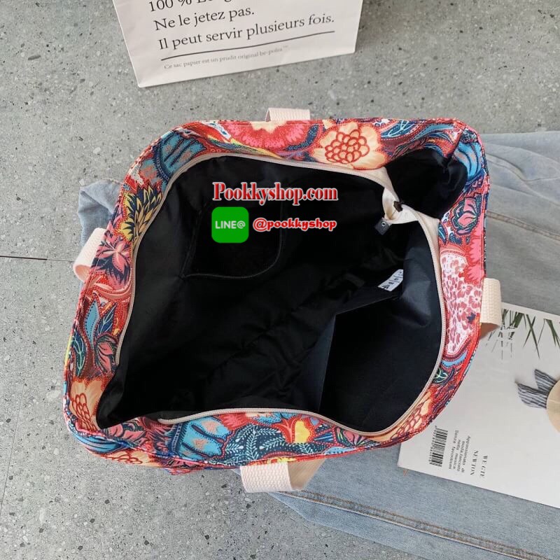 Adidas Farm Handbag กระเป๋าทรง shopper สำหรับผู้หญิงที่ออกแบบมาเพื่อให้คุณพกพาอุปกรณ์ออกกำลังกายไปทุกที่ได้สะดวก สะพายไปเรียนก็ดูดี น้ำหนักเบา ด้านในมีช่องใส่ของเยอะเป็นพิเศษพร้อมซิปปิดสำหรับใส่ของชิ้นเล็ก ๆ ทำจากผ้าตกแต่งลูกเล่นบนพื้นผิวและดีเทลลายผ้าสไต