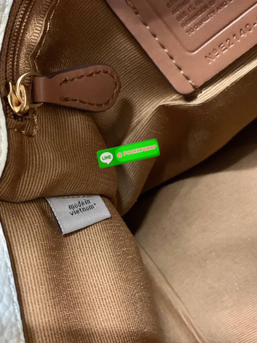 COACH DEMSEY TOTE IN SIGNATURE JACQUARD WITH COACH PAT ((C8417//C5115)) พร้อมส่งที่ไทย ห้ามพลาด สีน้องสวยมากๆค่ะ กระเป๋าทรงTote ขนาดพอดีลำตัว ใช้วันไหนๆก็เหมาะมากค่ะ วัสดุJacquard ทอลายแบรนด์ ตัดขอบหนังแท้ สวยงามมากๆค่ะ ด้านหน้าจะมีป้ายวงกลมโลโก้แบรนด์อัน