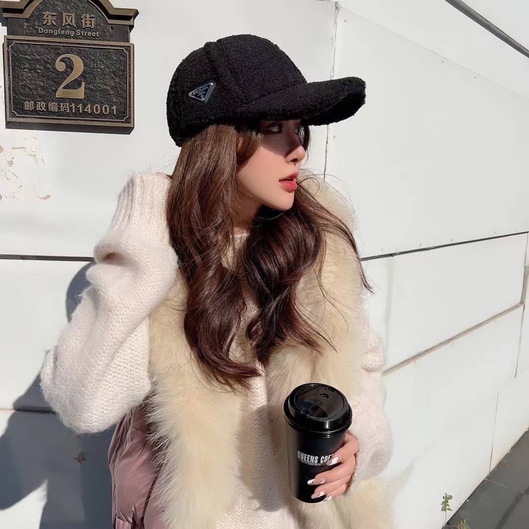 สาวก Prada ต้องจัดเลยจ้า หมวก cap ขนนุ่มทรงสวย ลุคคุณหนู แต่งโลโก้แบรนด์ สวยเท่ๆค่ะ สีคลาสสิคใส่ได้ตลอดเลยจ้า งานคุณภาพการันตี
