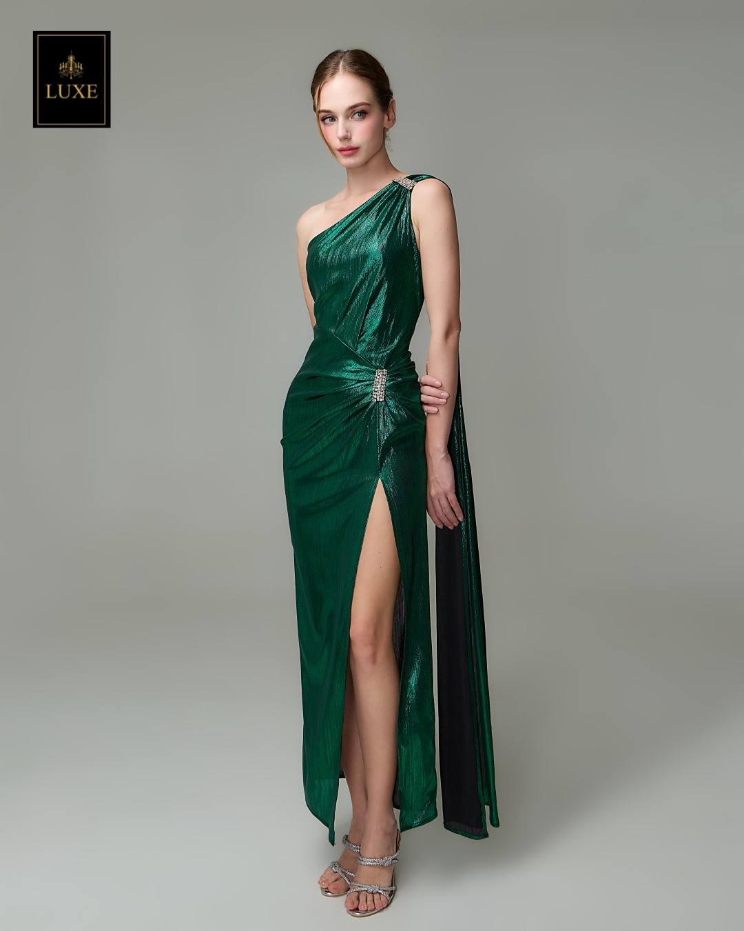 เดรสแฟชั่น แม็กซี่เดรสเสื้อไหล่เดียวทรงเข้ารูป มีผ้าเครปด้านหลัง กระโปรงทรงสอบผ่าหน้าขา