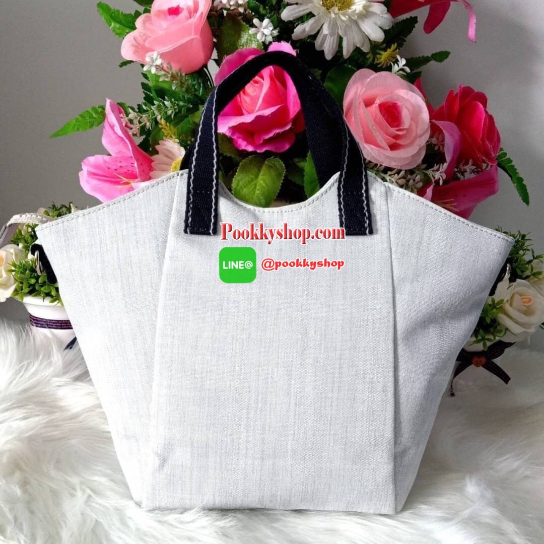 KILING NORI Handbag & Shoulder bag กระเป๋าถือหรือสะพายขนาดกลาง ทำจากวัสดุ ผ้า Nylonเคลือบ+Polyester น้ำหนักเบา จุดเด่นที่ช่องหลักมีขนาดใหญ่ พร้อมช่องซิปแยกย่อย สามารถใส่สัมภาระได้เยอะ มาพร้อมสายสะพายยาว สามารถปรับระดับได้ตามความต้องการ มีพวงกุญแจลิงห้อยตา