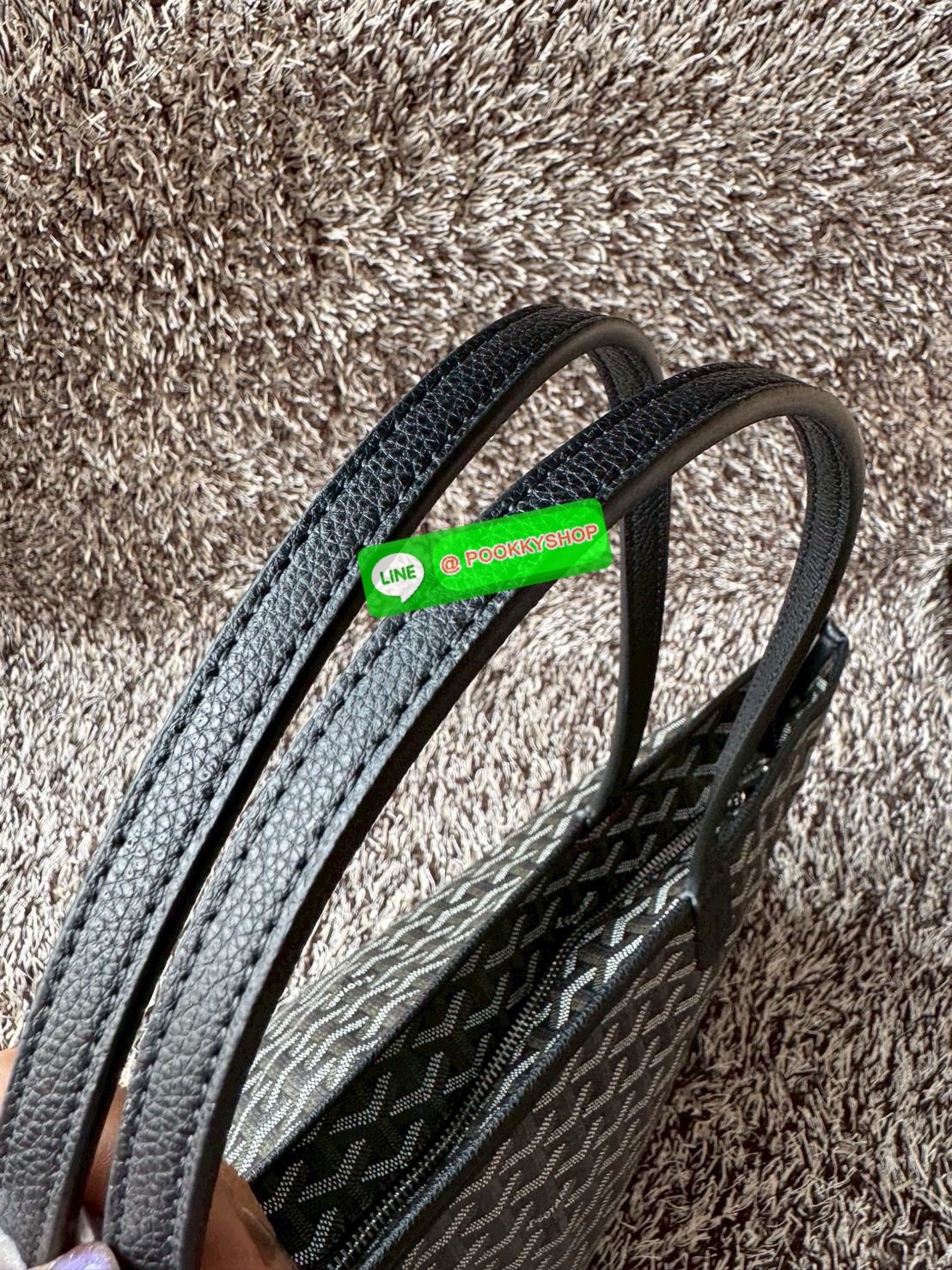 Goyard Artois MM Bag กระเป๋า Artois MM เป็นกระเป๋าที่มีซิปด้านบนเพิ่มคงามปลอดภัย ภายในพื้นที่กว้างเพื่อจัดระเบียบข้าวของของคุณ มันโดดเด่นด้วยฐานด้านล่างทั้งสองมุมเย็บต่อด้วยหนังใช้งานในแบบทางการหรือกึ่งทางการก็ได้