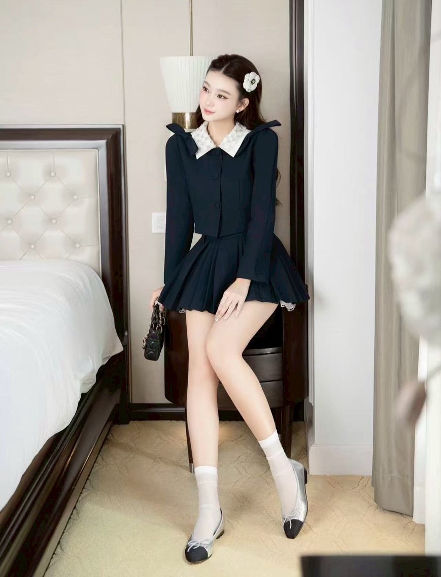 ชุดเซทแฟชั่น เซตสองชิ้นสีกรม คลุมโทนสุภาพ ไหล่มีฟองน้ำเบาๆ ดีเทลปกตัดสีขาวแต่งระบายปักวิ๊ง