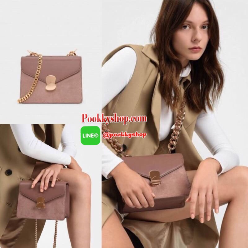 New! สินค้าพร้อมส่งค่า CHARLES & KEITH METAL DETAIL FRONT FLAP BAG กระเป๋าสะพายรุ่นใหม่ชนช็อป วัสดุหนังเรียบ แต่งดีเทลเก๋ไก๋ ที่โซ่สะพายยาวจะเป็นโซ่ใหญ่และเล็กต่างสีกัน เปิดปิดด้วยตัวล็อก ด้านในเป็นช่องกว้าง มีช่องซิป 1 ช่อง ใส่ของจุกจิก iphone plus ได้ ส