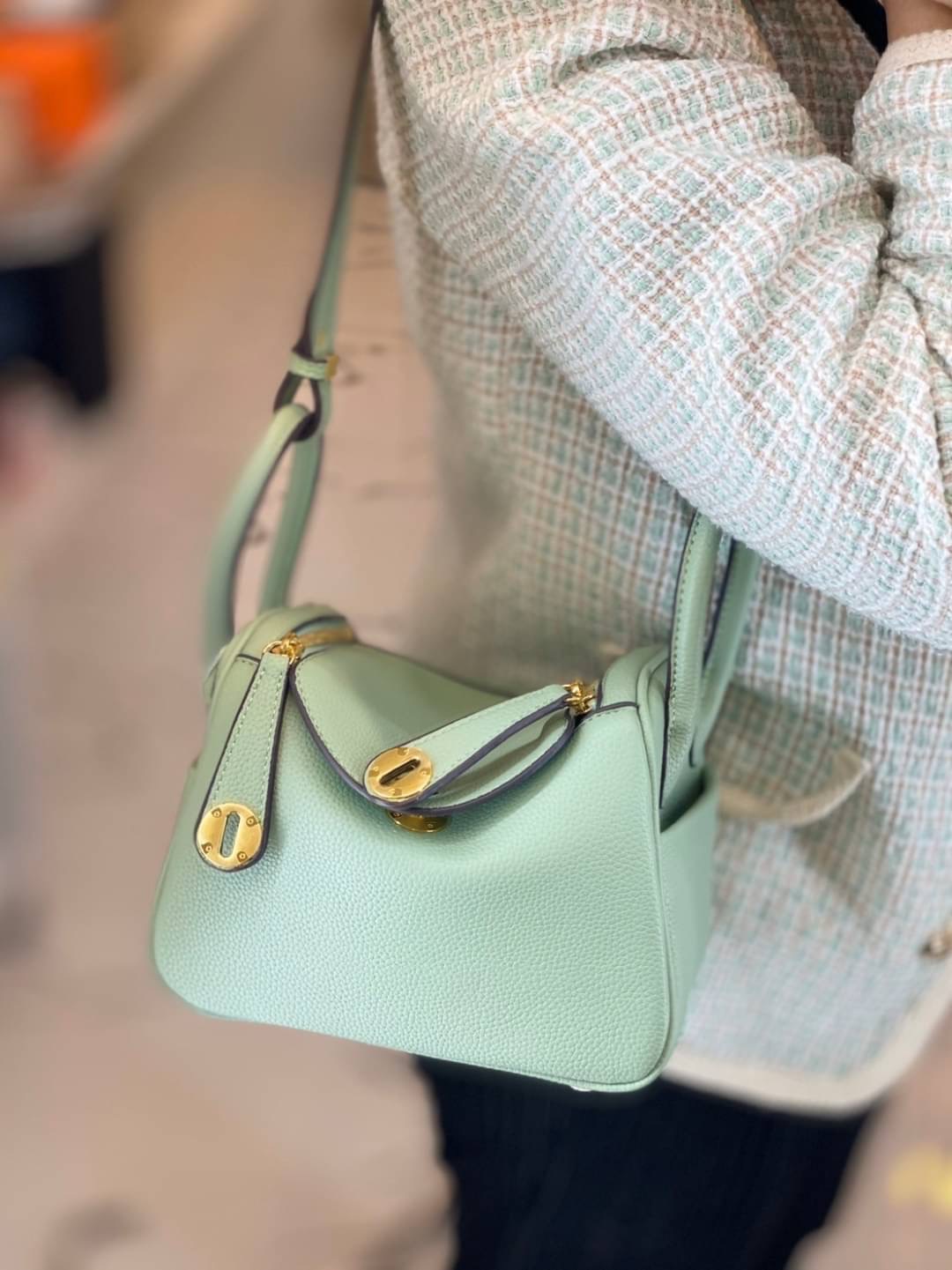 กลับมาเเล้วค่า Lindy 20cm หนัง PU premium ที่ลูกค้าถามกันมาเยอะมากกก รอบนี้หนังสวยมากๆๆ สายสะพายแบบเรียบหรู มีห่วงรัดสายสองข้าง มี 2 สายนะคะ มีซิลิโคนปิดลูกบิดกันรอย งานเนี้ยบสุด ยิ่งใช้ยิ่งนิ่มมม กระเป๋าทรงสวยนุ่ม Flexible มากๆ จุของได้ทุกสิ่ง จะใช้ไปทำง