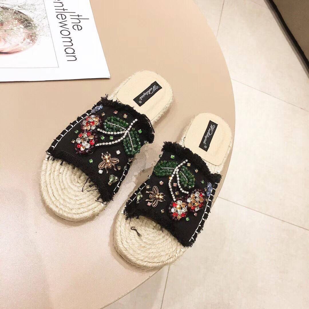 สินค้าขายดี พร้อมส่ง Detail รองเท้าแตะเพชรเชอรี่🍒🍒งานมาใหม่ วัสดุเป็นผ้ายีนส์ งานเกร๋ๆค่ะ งานสวยจริงค่ะ แมทช์กับกระโปรงหรือกางเกงยีนส์ก็ได้ค่ะ ใส่สบาย ใส่ออกมาไม่ซ้ำใครแน่นอนค่ะ ห้ามพลาดเลยคะ ของมันต้องมี