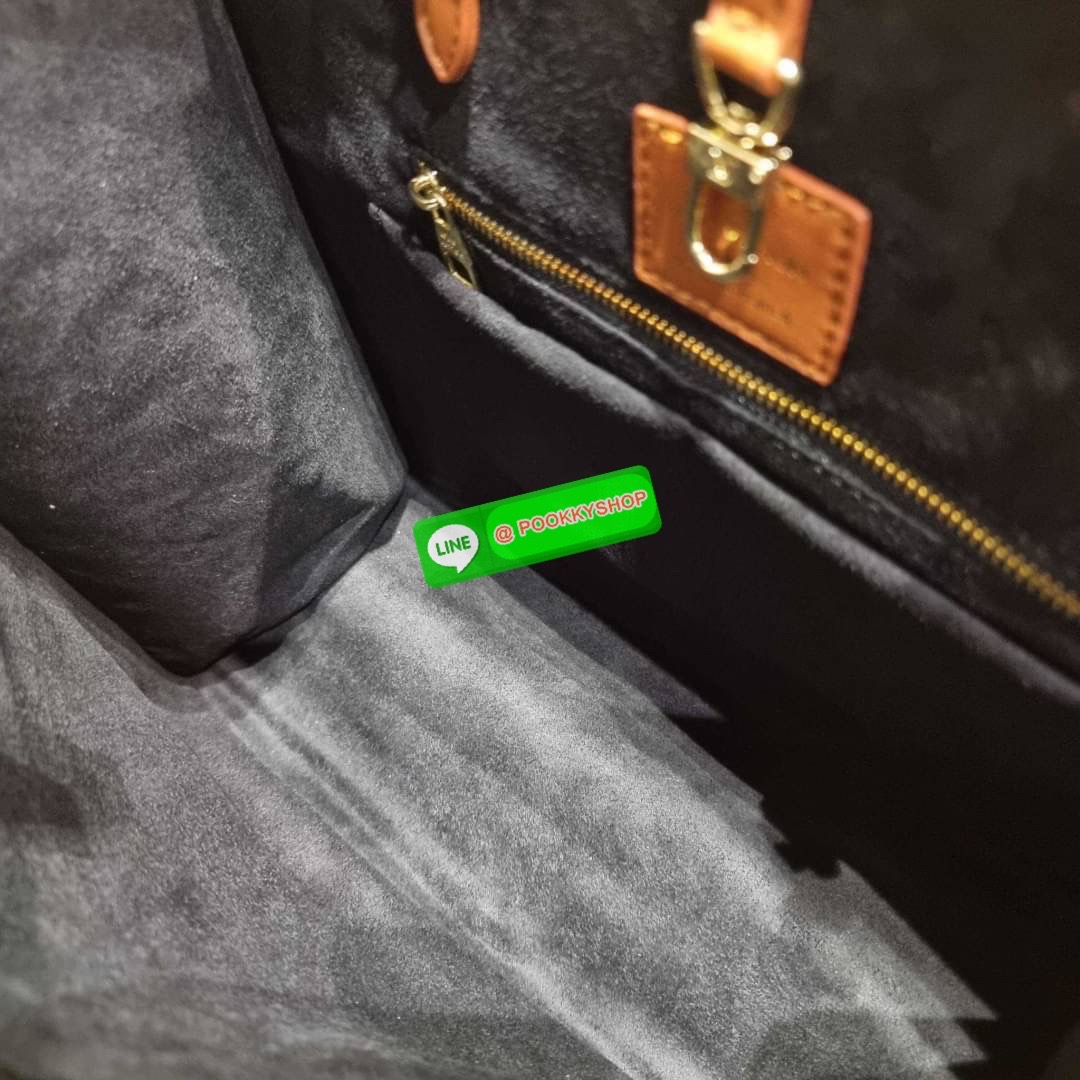 New arrival!! LV crossbody tote bag ดีไซน์สวยคม สมราคา ดูแพงไปอีก ด้วยดีเทลลายของหนัง crossgrain กระเป๋าทรงโท้ทจากเคาน์เตอร์ dutyfree คลาสสิค ผู้ดียืนหนึ่ง โทนสีใช้งานง่าย แมทช์ได้ทุกลุค มาพร้อมหูจับในตัว แบบหูหิ้ว และหูยาวสำหรับสะพายไหล่ เก๋มาก ชิคมาก ภา