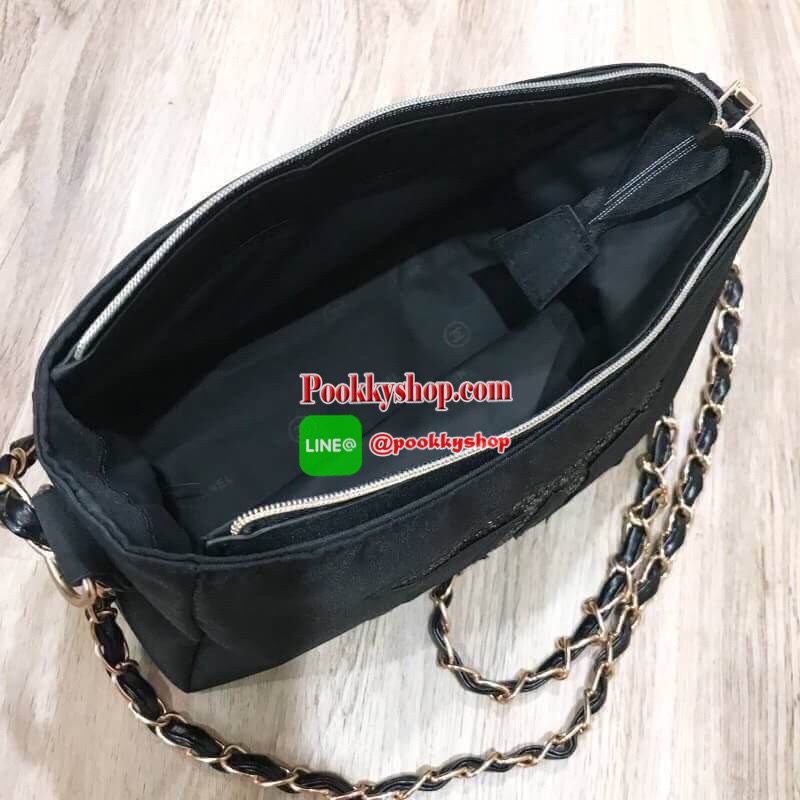 ไอเท็มแนะนำ! รุ่นใหม่ล่าสุด Chanel Cosmetic Cluth Bag With Chain กระเป๋าถือหรือสะพายพรีเมี่ยมเเท้จาก Chanel Cosmetic Counter VIP Gift วัสดุ Nylon&Polyester 100% สีดำประดับโลโก้แบรนด์วิ้งๆสวยหรูดูดี เปิดปิดด้วยซิป หัวซิปแบรนด์อะไหล่ทอง ซับในสกรีนโลโก้ ภายใ