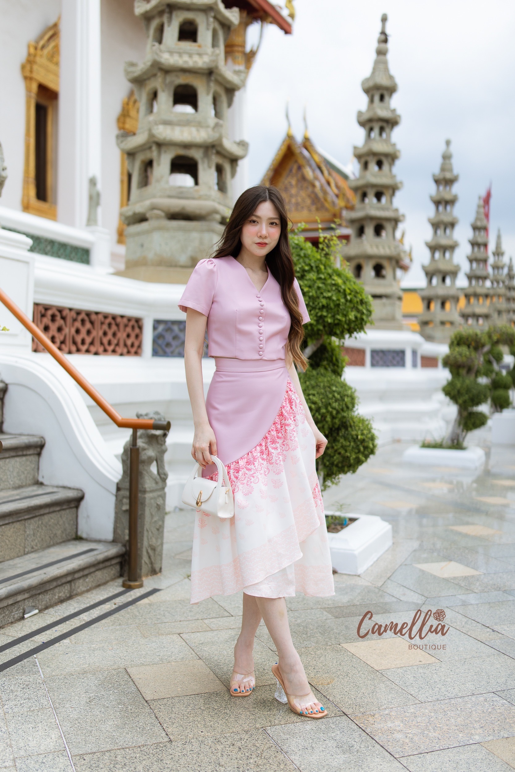 ชุดเซทแฟชั่น ชุดSet เสื้อคอปีนกระดุมหน้าสวยละมุนมากคะ มาคู่กับกระโปรงผ้าลายไทย