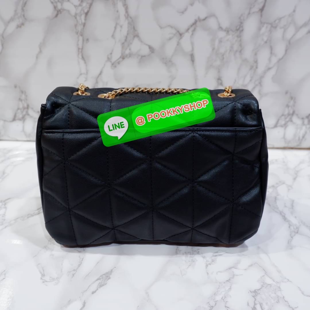 lyn มาแล้วจ้าา ใครสายลูกคุณหนู สวยหรูดูแพง ต้องรีบจัดแล้ว! กระเป๋าทรงเหลี่ยมใบใหญ่ จุของได้เยอะม๊ากกกก สายกระเป๋าเป็นโซ่สีทองปรับระดับได้ เปิด-ปิดด้วยกระดุมแม่เหล็ก ด้านหน้าปักหมุดlogo brand แอบกระซิบว่าถึงใบจะใหญ่แต่เบาสบายไม่ปวดไหล่นะจ๊ะ ด้านหลังมีช่องใ