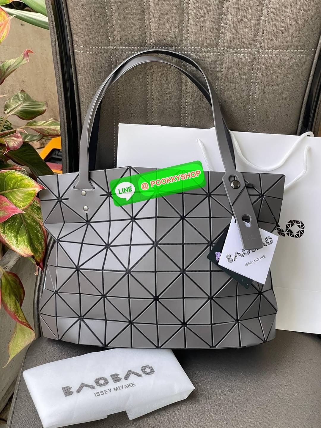 Bao Bao Issey Miyake ROCK MATTE ซีรีส์นี้จะเป็นทรงสี่เหลี่ยมผืนผ้า มีซิปปิดด้านบน ถือเป็นรุ่นที่เหมาะกับการใช้งานในชีวิตประจำวัน สามารถพับมุมและบริเวณด้านล่างของกระเป๋าเพื่อเพิ่มความสะดวกสบายในการใช้งาน ทั้งยังช่วยให้วางกระเป๋าในแนวตั้งได้อีกด้วย แผ่นต่อส