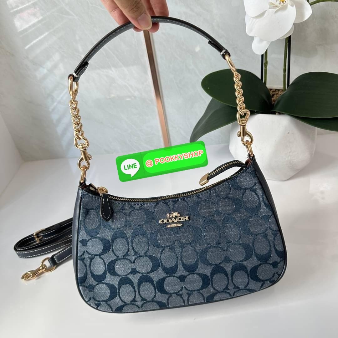 COACH TERI SHOULDER BAG IN SIGNATURE CHAMBRAY ( CH139) กระเป๋าทรงพอช ดีไซน์สุดหรูวัสดุผ้า jacquard ทอลายแบรนด์ ซับในผ้า มาพร้อมสายสะพาย 2 เส้นสามารถถอดได้ เปิด-ปิดด้วยซิป ด้านในช่องโล่งกว้างมีช่องใส่บัตรเครดิต 2 ช่อง ใส่โทรศัพท์มือถือได้ทุกรุ่น ใส่กระเป๋า