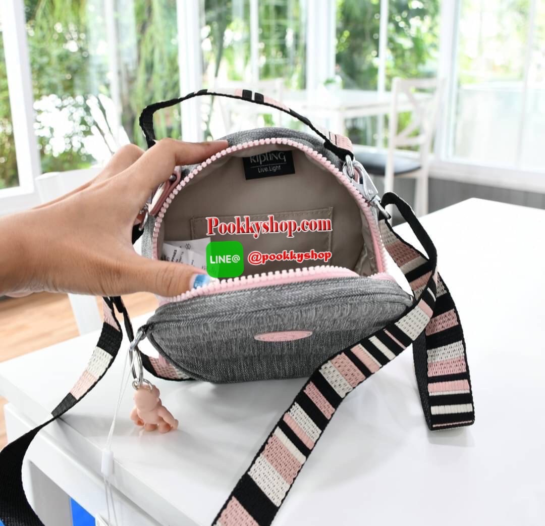 Kipling mini crossbody bag กระเป๋าสะพายข้างสไตล์น่ารักๆ ทรงกลม อยู่ทรง หูกระเป๋าและสายสะพายแมทซ์กัน ถอดสายได้ มีพวงกุญแจลิงแบบ Rubber เปิด-ปิดด้วยซิป ด้านในมีช่องเล็ก 1 ช่อง ใบนี้คุณนู๋สุดๆ ได้ไปไม่ผิดหวังแน่นอนจ๊ะแม่