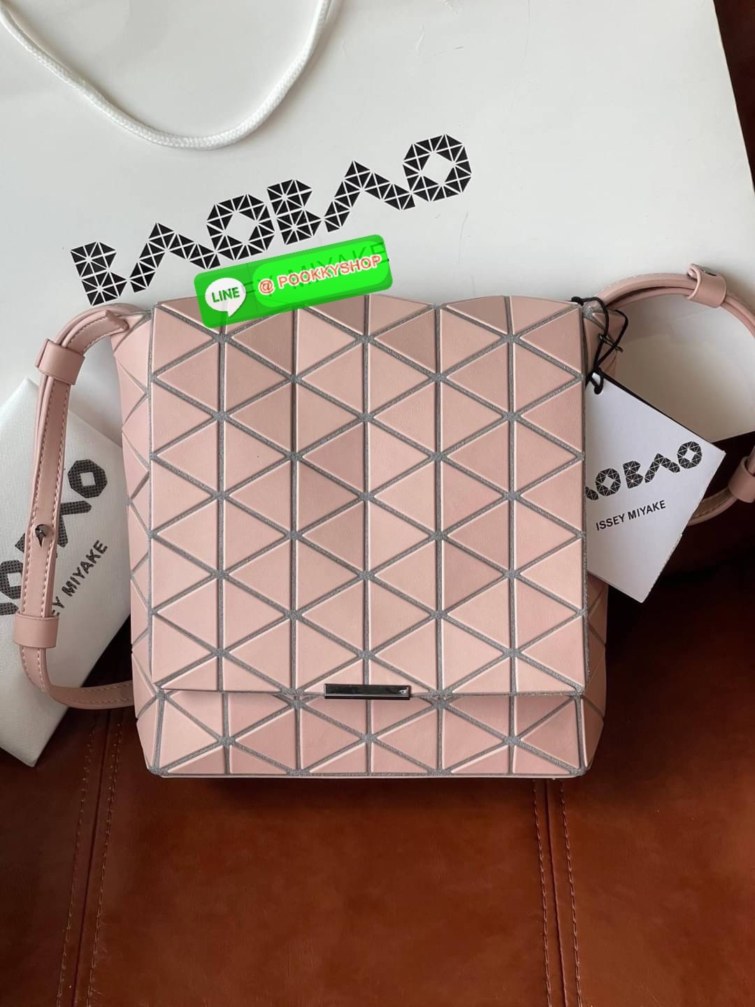 💕Baobao Issey Miyake Off-White Flap Messenger Bag(Large) สำหรับใครที่ต้องการใช้งานแบบเน้นการเคลื่อนไหวที่คล่องตัว แนะนำรุ่นนี้เลยคะ มาพร้อมแผ่นรูปทรงสามเหลี่ยมอันโดดเด่นแฝงไปด้วยความทันสมัยบ่งบอกถึงความเป็นเอกลักษณ์ของแบรนด์ได้เป็นอย่างดี ซึ่งสายส