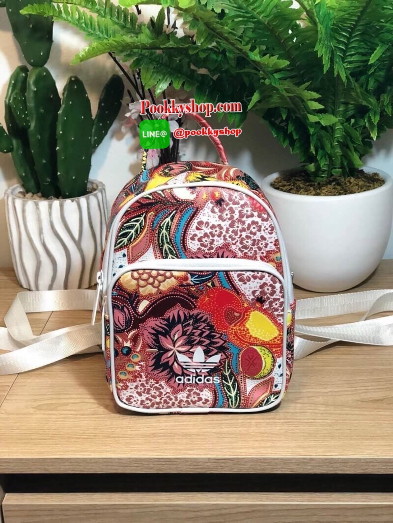 ADIDAS MINI BACKPACK กระเป๋าเป้หรือสะพายหนังPu คุณภาพดี สไตล์ Sport ขนาดมินิ น้ำหนักเบา ด้านหน้ามีโล้โก้และช่องซิป เปิดปิดด้วยซิปสะดวกใช้ หัวซิปแบรนด์ ภายในมีช่องใส่ของ หูจับถนัดมือ สายสะพายปรับได้ตามต้องการ สามารถสะพายเป็นเป้ หรือกระเป๋าสะพาย Crossbody ใ