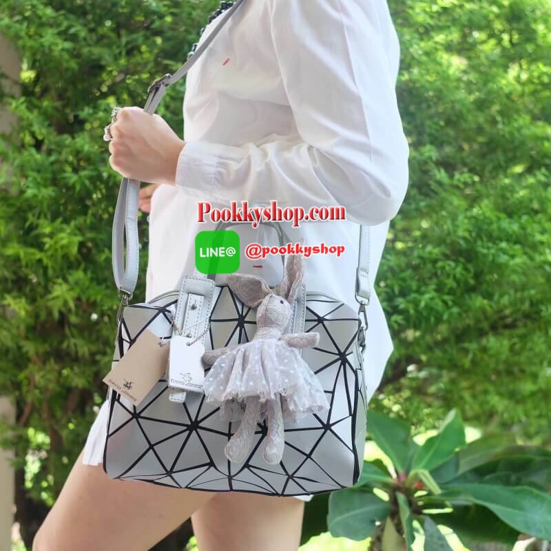 สีเข้าใหม่รุ่น หายากคะ ทรง speedy ขายดี น่ารักมาก สี Matte grey ( สีเทาอ่อนคะ ) มาพร้อมกระต่ายเข้า set เลิศคะ กระเป๋า จากแบรนด์ David Jones กระเป๋าสะพายข้างดีไซน์เกร๋มาก สีสวยหรูมาก ขนาดกะลังดีเลย น้ำหนังเบามากคะ ภายในมีช่องเก็บของจุกจิกได้ มีถุงผ้าแบรนด์