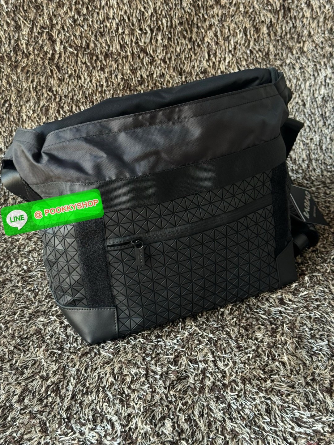 💕Baobao issey miyake Sling shoulder bag ดีไซน์เอกลักษณ์เฉพาะตัว ใส่ของได้เยอะ ช่องกระเป๋าเป็นระเบียบ โดยโดดเด่นด้วยแผ่นรูปสามเหลี่ยมอันเป็นซิกเนเจอร์ในการจัดเรียงสลับกัน รุ่นนี้ยังมีจุดเด่นในเรื่องคุณสมบัติการใช้งาน ภายในมีช่องบุหนาสำหรับใส่โน้ตบุ