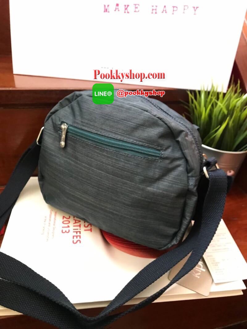 Kipling Flax Shoulder Bag กระเป๋าสะพายข้างทรงcrossbody ปรับความยาวสายให้เข้ากับลำตัวได้ฟรีไซส์ วัสดุไนล่อนคุณภาพสูงและน้ำหนักเบา กันน้ำได้ ด้านหน้ามีช่องให้หนึ่งช่อง เปิดปิดช่องซิปหลัก แบบซิปเดียว ภายในกว้างและมีช่องซิป/ช่องเล็กให้ใส่ของจุกจิก ด้านหน้าประ