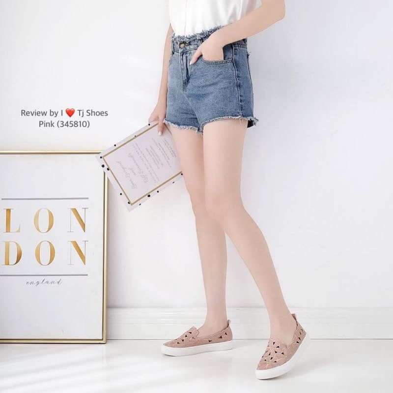 พร้อมส่งรองเท้าเพื่อสุขภาพ ที่ทั่งเกร๋ทั้งน่ารักสุดๆ รองเท้ารุ่นนี้เป็นงานสั่งทำพิเศษ หนังนิ้มนิ่ม ฉลุลายน่ารักๆ มีรูระบายอากาศใส่แล้วเท้าไม่อับ น้ำหนักเบา ใส่นุ่มเดินทั้งวันได้สบายมากๆ แมทกับชุดอะไรก็เกร๋ก็น่ารักสุดๆ เป็นรุ่นแนะนำ ซื้อไปรับรองไม่ผิดหวัง