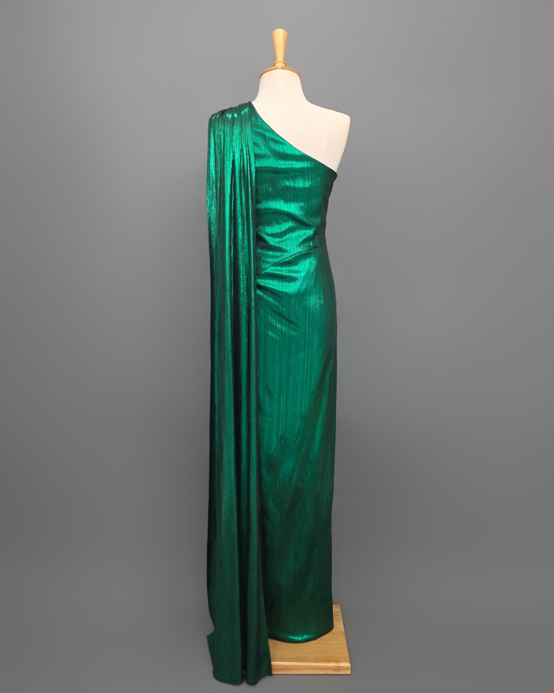 เดรสแฟชั่น แม็กซี่เดรสเสื้อไหล่เดียวทรงเข้ารูป มีผ้าเครปด้านหลัง กระโปรงทรงสอบผ่าหน้าขา