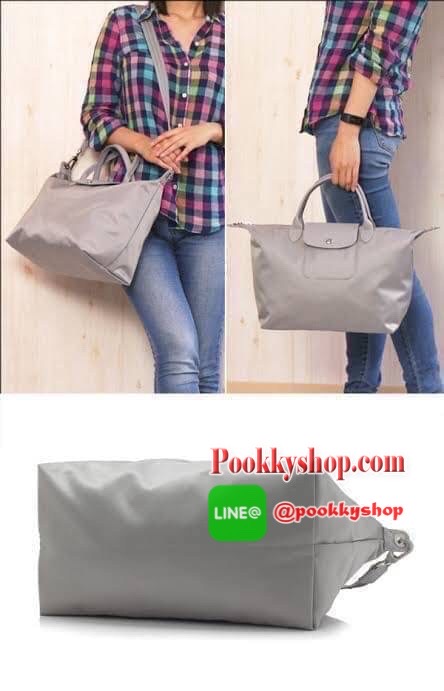 Longchamp Le Pliage Neo Size M มาพบกับกระเป๋ารุ่นยอดนิยม ที่สาวๆ ต้องมีไว้เก็บไว้สักใบ กระเป๋าโท้ทใบนี้ มาพร้อมกับสีที่มีสไตล์เรียบง่าย มีสายสะพายยาวช่วยให้คุณสามารถสะพายไหล่ได้อย่างสบาย ในขณะที่ที่ปิดแบบซิปช่วยให้คุณมั่นใจได้ว่าของด้านในมีความปลอดภัย Le