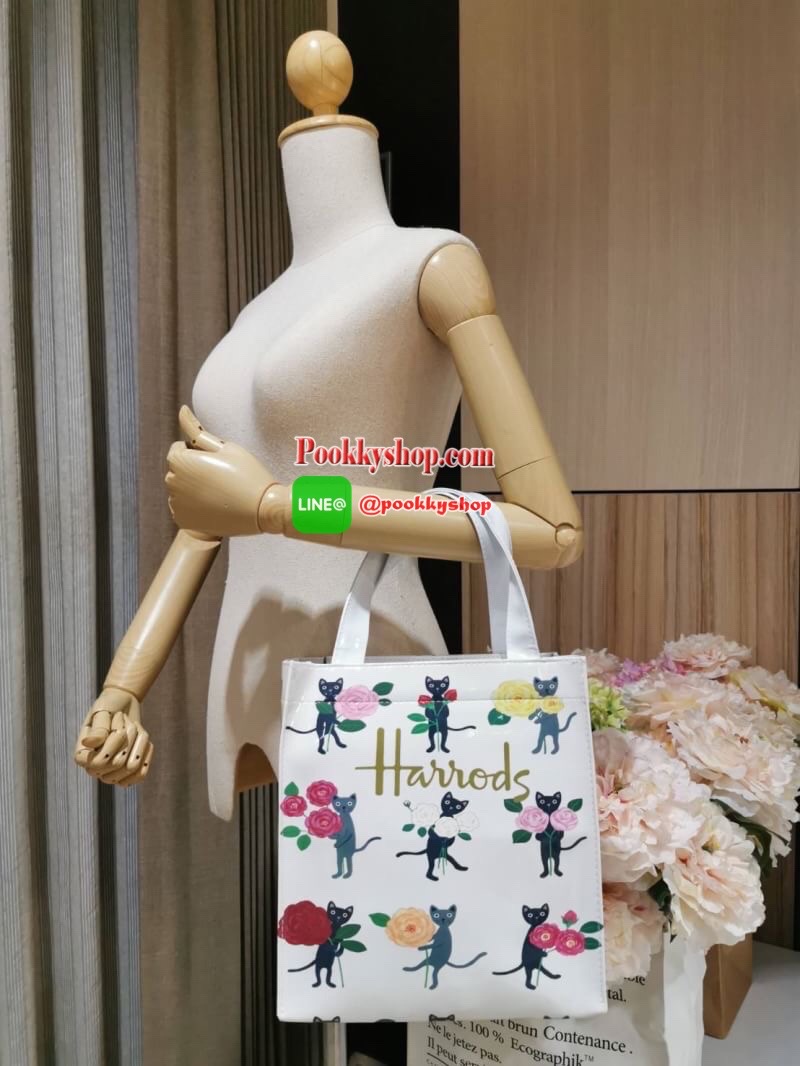 ลายนี้เข้าแล้วนะคะ! พร้อมส่งไอเท็มยอดนิยม! Harrods London Top-handle Shopping Bag กระเป๋า Shopping แบรนด์ดังจากอังกฤษรุ่นยอดนิยมวัสดุ PVC+Polyester 100% ของแท้เนื้อหนาอยู่ทรงกันน้ำ ขนาดกำลังดี น้ำหนักเบา เปิดปิดด้วยซิปสะดวกใช้หัวซิปปั้มโลโก้แบรนด์อะไหล่เง
