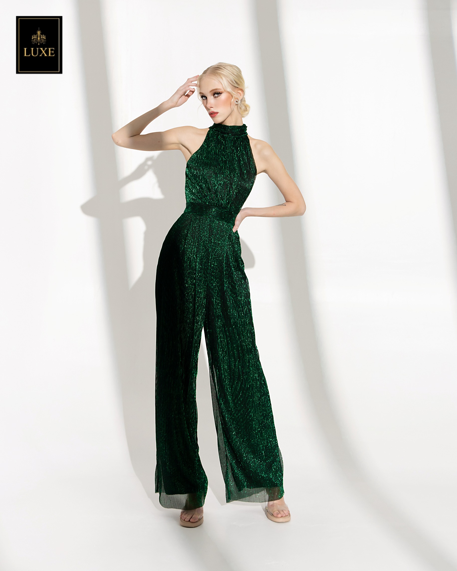 จั๊มสูทแฟชั่น จั๊มสูทเสื้อคอตั้งแขนกุด กางเกงขากระบอกกว้าง ทำจากผ้าราเม่อัดพลีท ผสมดิ้นเมทัลลิก