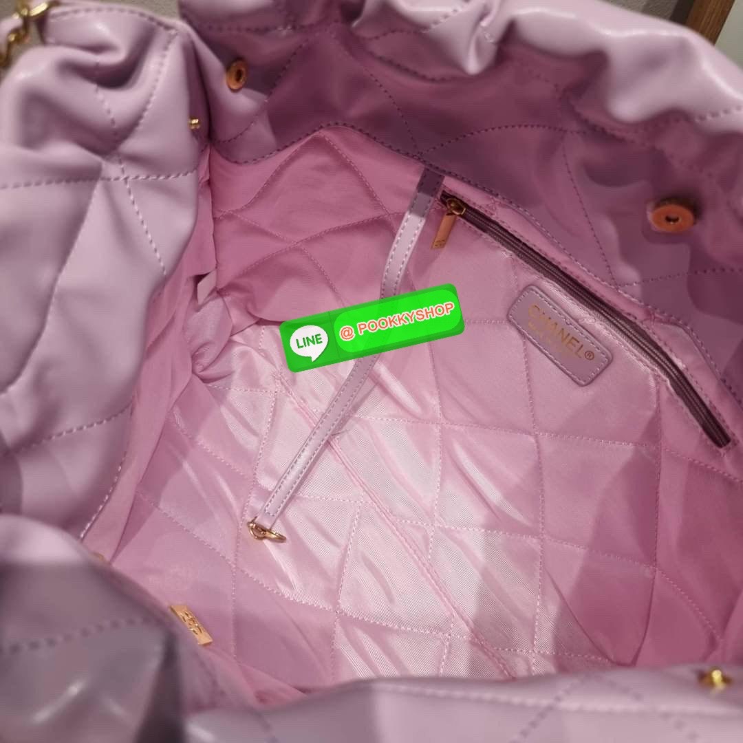 เกินต้านที่สุดกับไอเท็มนี้ Chanel 22 ที่สาวๆหรือใครๆก็ต้องมีแล้ว!! แค่เห็นก็หลงรัก กระเป๋าทรงสวย ดีเทลเรียบแต่มีความหรูแอบซ่อนอยู่ ด้วยดีไซน์สายสะพายโซ่สีทอง และโลโก้อันโดดเด่น วัสดุหนังแกะ สัมผัสดีงามน่าหลงใหลมาก ใช้ได้ง่ายๆไปเลยทุกโอกาส ใช้งานได้สะดวก ม
