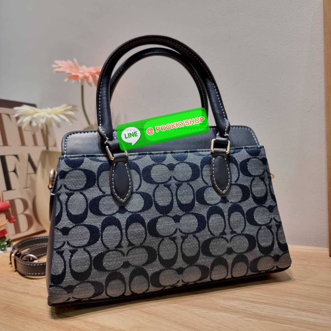 COACH CH503 MINI DARCIE CARRYALL IN BLOCKED SIGNATURE CANVAS คอลเลคชั่นใหม่ กระเป๋าสะพายทรงถัง ไซส์มินิ ดีไซน์ออกมาดูหรูมาก วัสดุหนังแคนวาสเคลือบผิว สวย คลาสสิค มาพร้อมสายสะพายข้างและหูหิ้วในตัว ถอดออกถือคล้องแขนเก๋ๆ หรูๆยังได้ ภายในเป็นช่องโล่ง แบ่งสัดส่