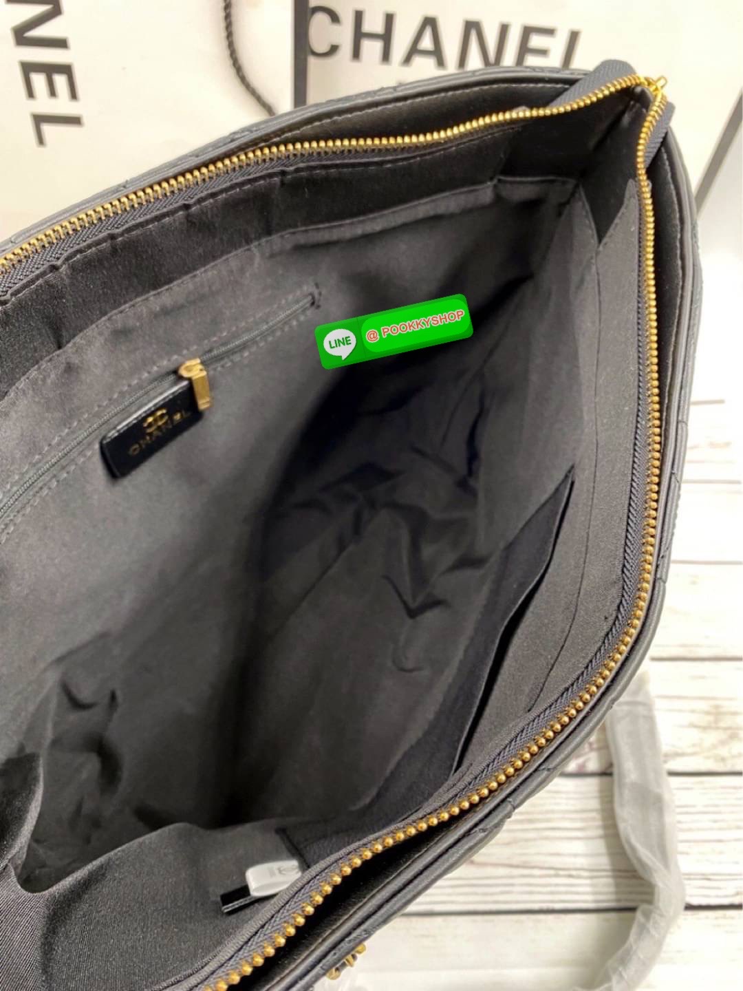 CHANEL Camellia Limited Edition Tote Bag กระเป๋าสะพายหนังแกะสีดำ ด้านหน้าลายดอกไม้คาเมลเลียสีดำ ซิปโลโก้CHANEL สายสะพายไหล่โซ่สลับหนัง จุของได้เยอะ หายาก