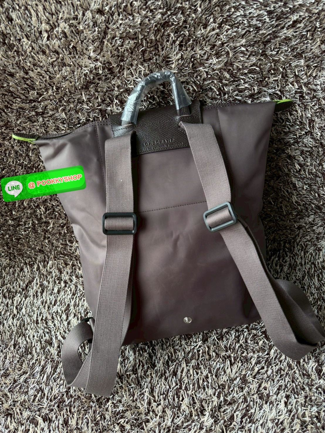 💕LONGCHAMP LE PLIAGE M BACKPACK กระเป๋าเป้น้ำหนักเบาพิเศษนี้ผลิตจากผ้าใบไนลอนรีไซเคิลที่ทนทานและพับเก็บได้ เหมาะสำหรับทุกโอกาส การออกแบบอเนกประสงค์และมีพื้นที่ภายในกว้างขวางที่สามารถเก็บแล็ปท็อปหรือโน๊ตบุ๊กได้ ในขณะที่สายสะพาย ปรับระดับได้ แมตช์ได