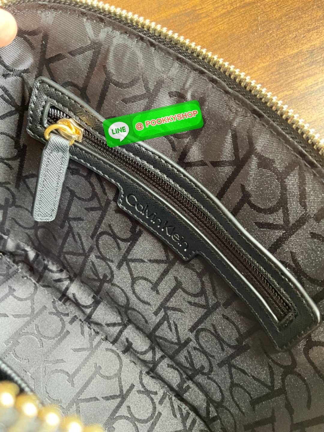 🚚 พร้อมส่ง 🚚 New arrival !! Calvin Klein Dome Mini Bag ( ขนาด 10” ) 💋สวยเก๋ ก่อนใครแน่นอนค่ะ ตามคำเรียกร้อง สวยหรูดูดีมาก สีสวยน่ารัก กระเป๋าสะพายแบบครอสบอดี้ ขนาดมินิ เป็นรุ่นที่ได้รับความนิยม แข็งแรงทนทาน จึงครองใจใครหลายคน วัสดุ