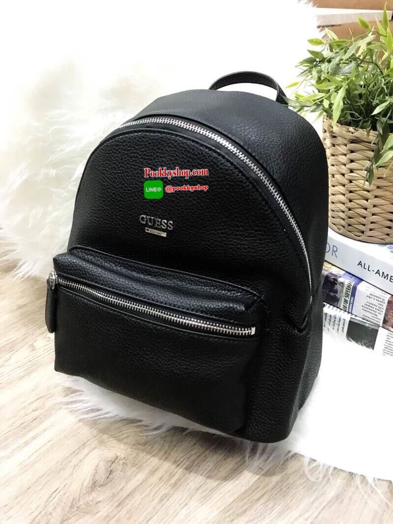 Don't Miss! GUESS WOMAN'S FACTORY BACKPACK กระเป๋าเป้ขนาดกำลังดีวัสดุหนังแกะสังเคราะห์นิ่มสวยน้ำหนักเบา มีหูหิ้วเเละสายสะพายหลังเลื่อนปรับได้ ด้านหน้ามีโลโก้และช่องซิป เปิดปิดด้วยซิปสะดวกใช้ ภายในกว้างใส่เอกสาร ipad ของใช้ได้เยอะ จะสะพายไปเรียนไ