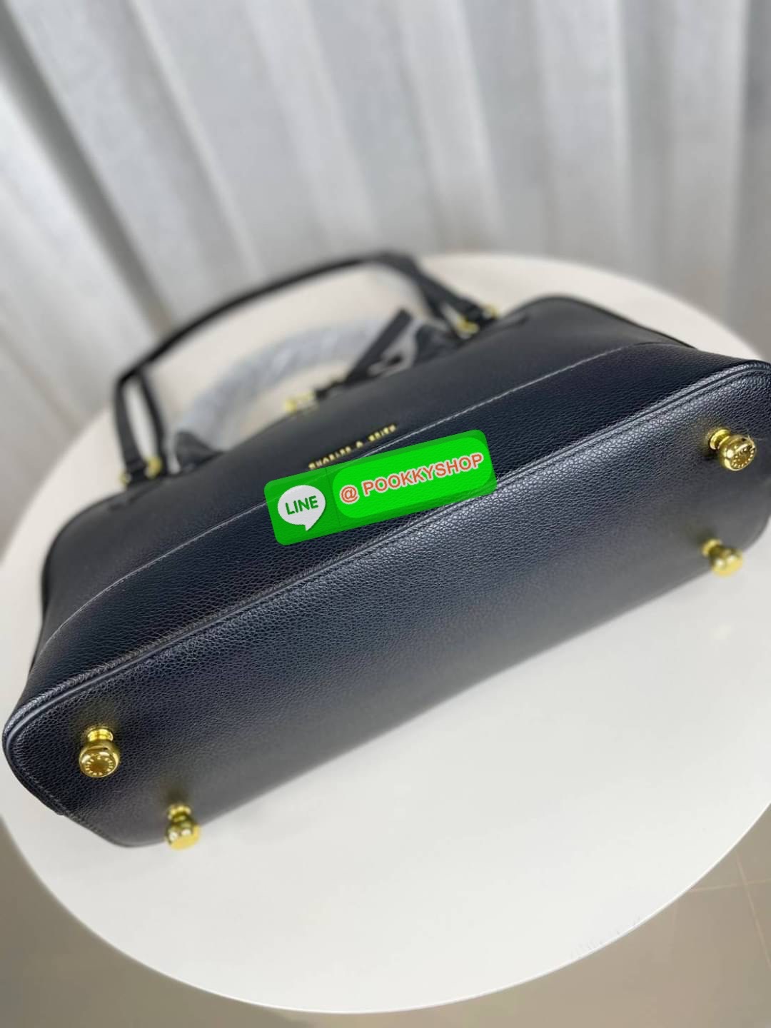 Charles&Keith แท้ Outlet กระเป๋าทรงโดม หรูหราดูไฮ มาพร้อมกับสายสะพาย สำหรับสะพายไหล่ เปิดปิดด้วยซิปคู่ ฐานตั้งอยู่ทรงใบใหญ่ จุของได้เยอะ