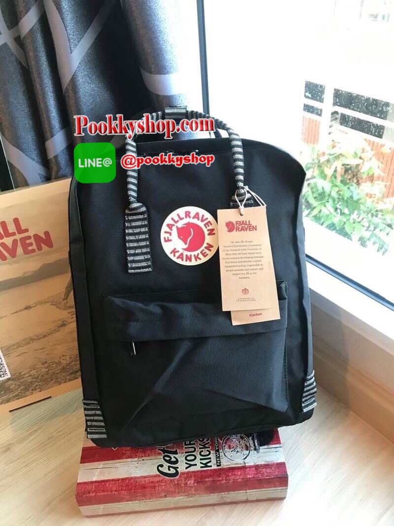 Classic มีกล่องแบรนด์ Kanken backpack รุ่น Classic แบรนด์ดังจากสวีเดนที่นิยมกันมากในหมู่วัยรุ่น กระเป๋าเป้ที่มีน้ำหนักเบา แต่มีความทนทาน และช่องว่างต่างๆมากขึ้น มีซิปหน้าสำหรับใส่ของกระจุกกระจิก และหูหิ้วทั้งด้านหน้าและด้านหลัง สำหรับการหิ้วถือได้สะดวก ใส